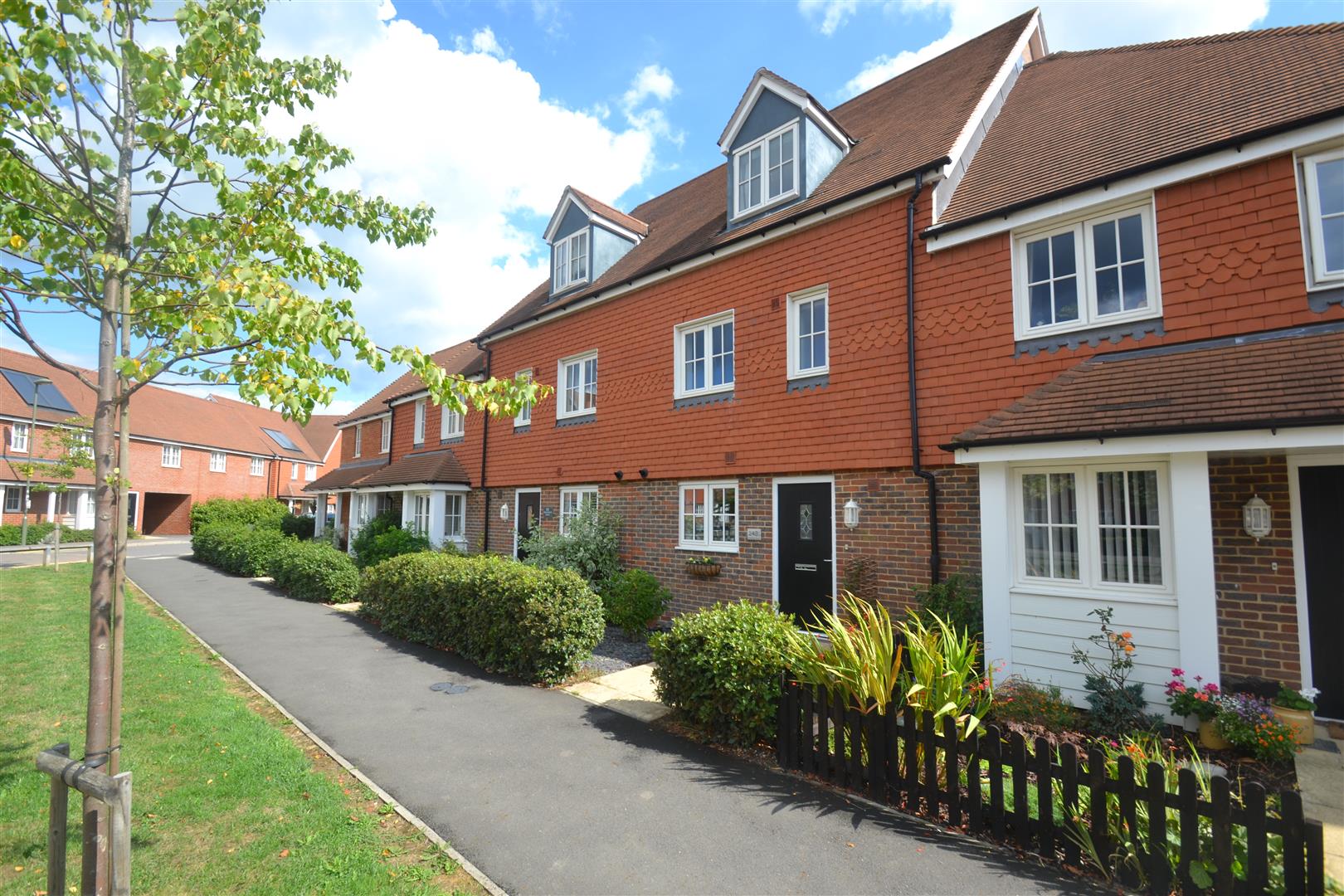 Property in Brookfield Drive, Horley, Surrey, RH6 9NS