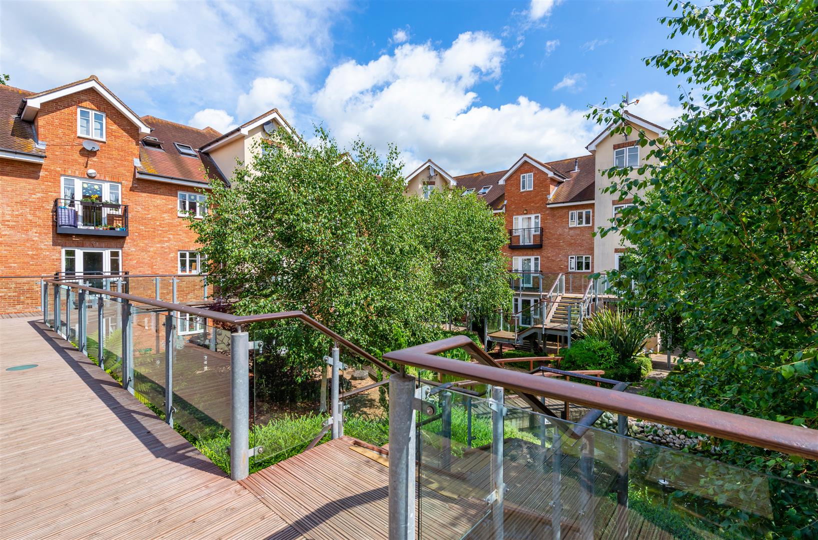 Property in Lumley Road, Horley, Surrey, RH6 7JX