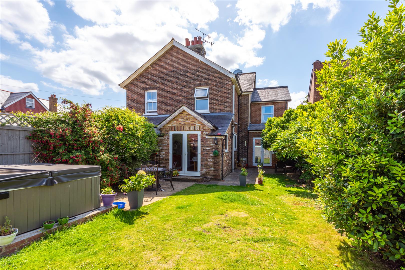 Property in Lee Street, Horley, Surrey, RH6 8ES