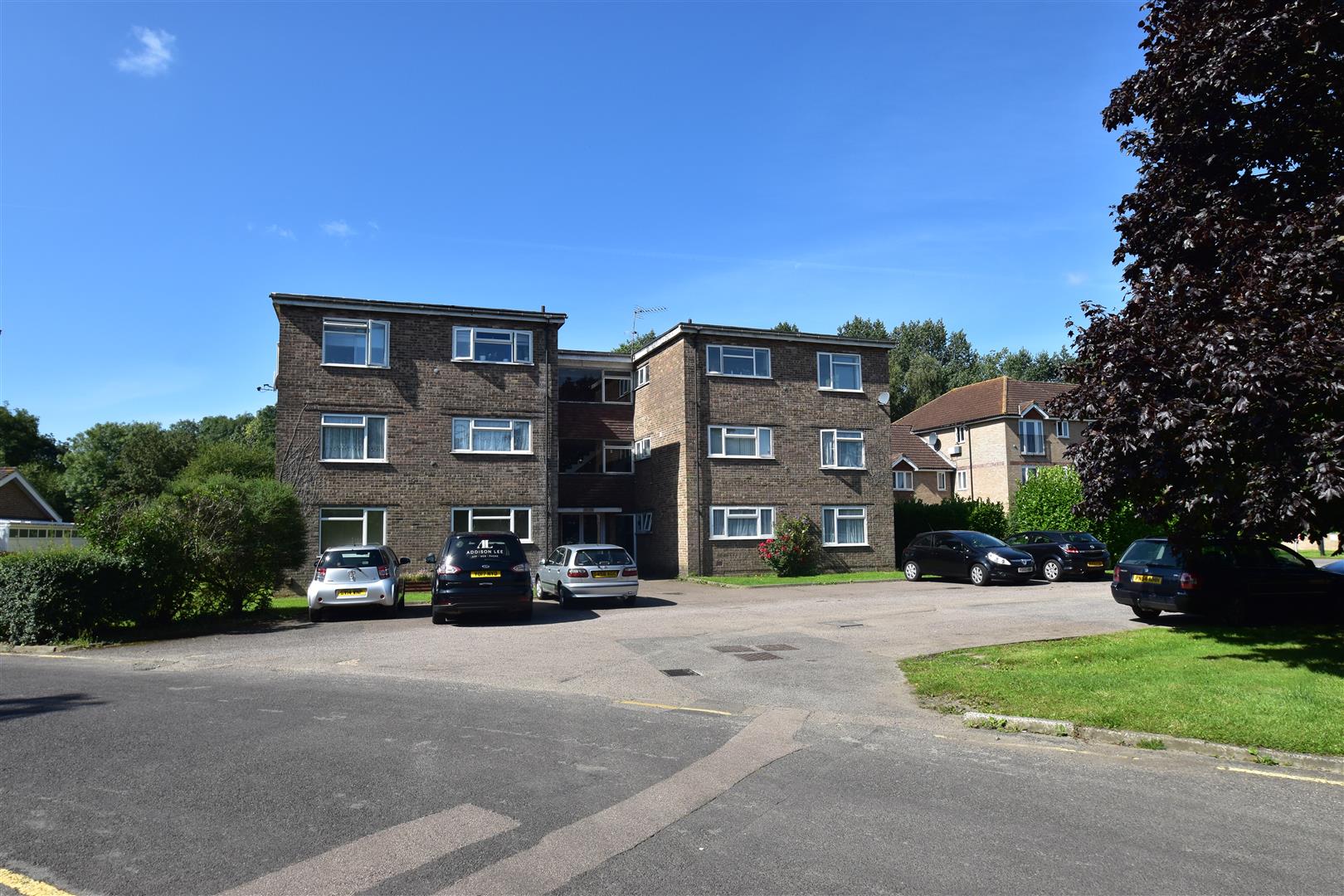 Property in Longbridge Road, Horley, Surrey, RH6 7EN