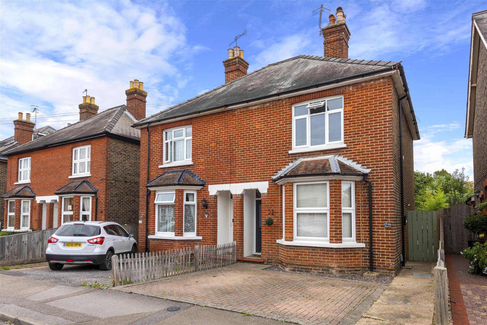Property in Lumley Road, Horley, Surrey, RH6 7JL