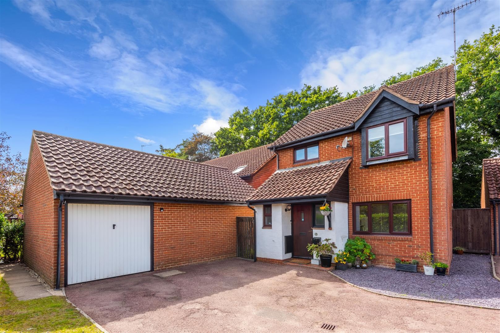 Property in Wheatfield Way, Horley, Surrey, RH6 9DA