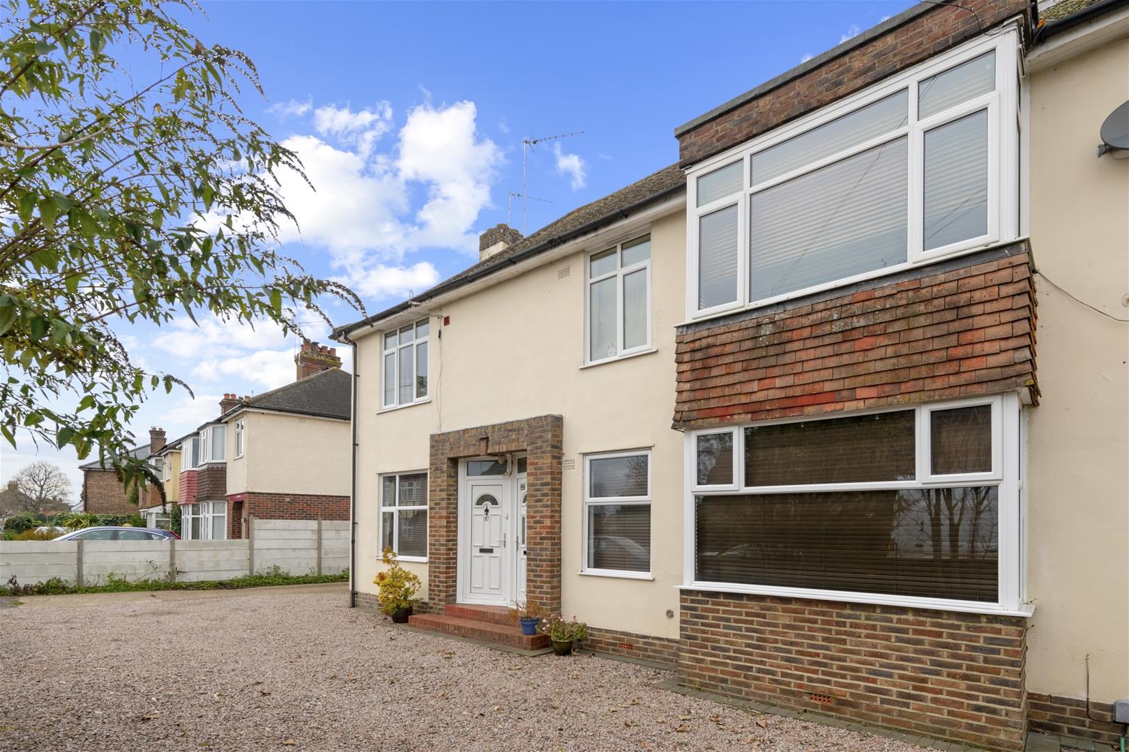Property in Parkhurst Road, Horley, Surrey, RH6 8EX