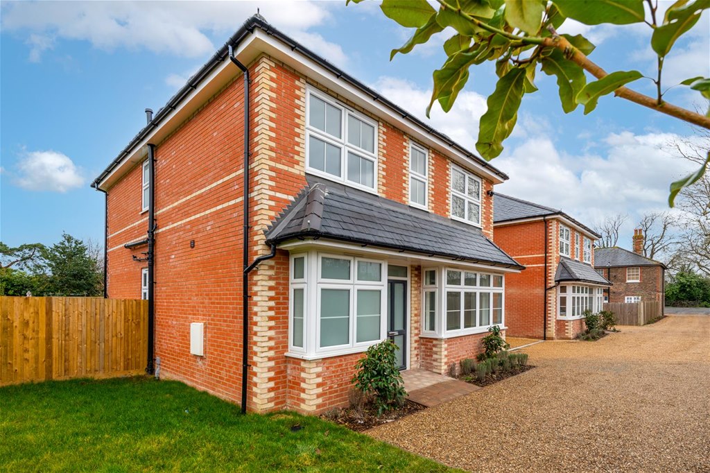 Property in Brighton Road, Horley, Surrey, RH6 7HD