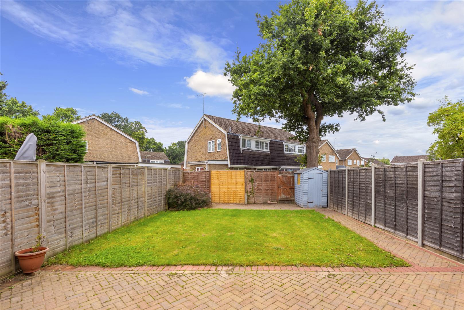 Property in Meath Gardens, Horley, Surrey, RH6 8FW