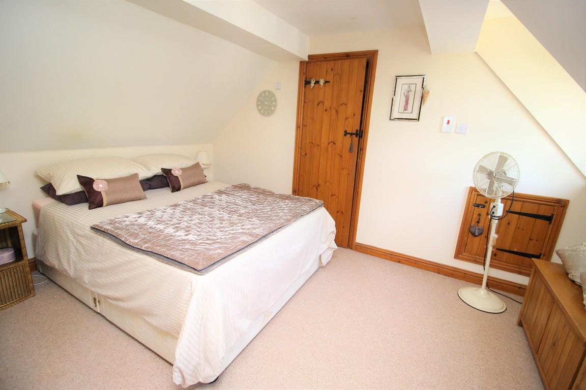 Property in Burnt Hill, Yattendon, West Berkshire, RG18 0XD