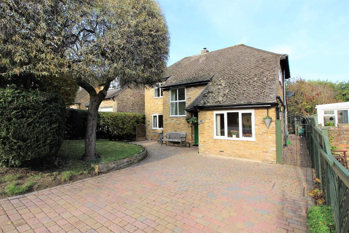 Property in St. James Close, Pangbourne, Pangbourne, West Berkshire