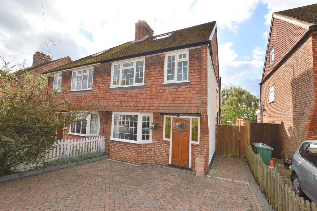 Property in New North Road, Reigate, RH2 8LZ
