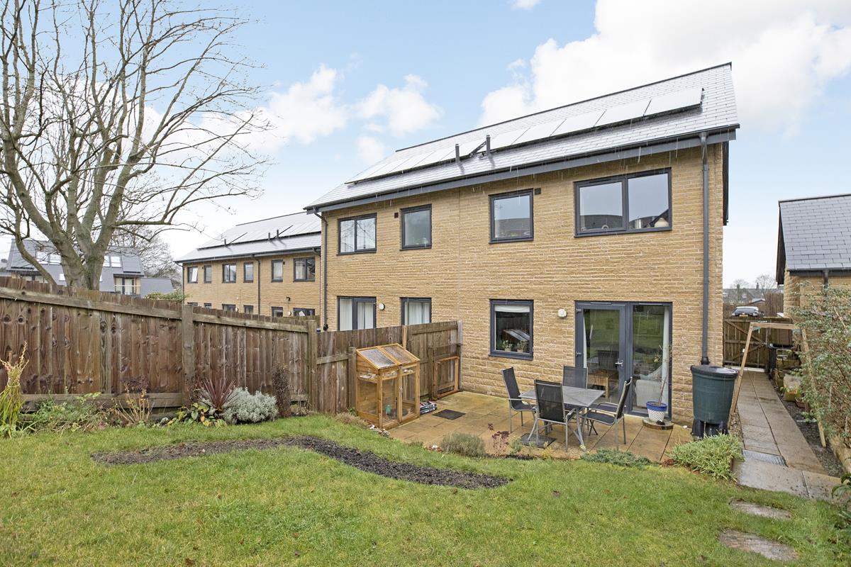 Property in Stansfield Close, ILKLEY, West Yorkshire, LS29 8FF
