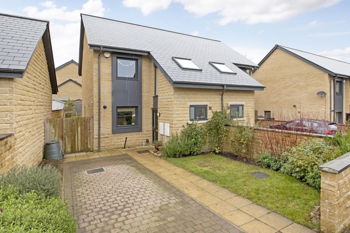 Property in Stansfield Close, ILKLEY, West Yorkshire, LS29 8FF