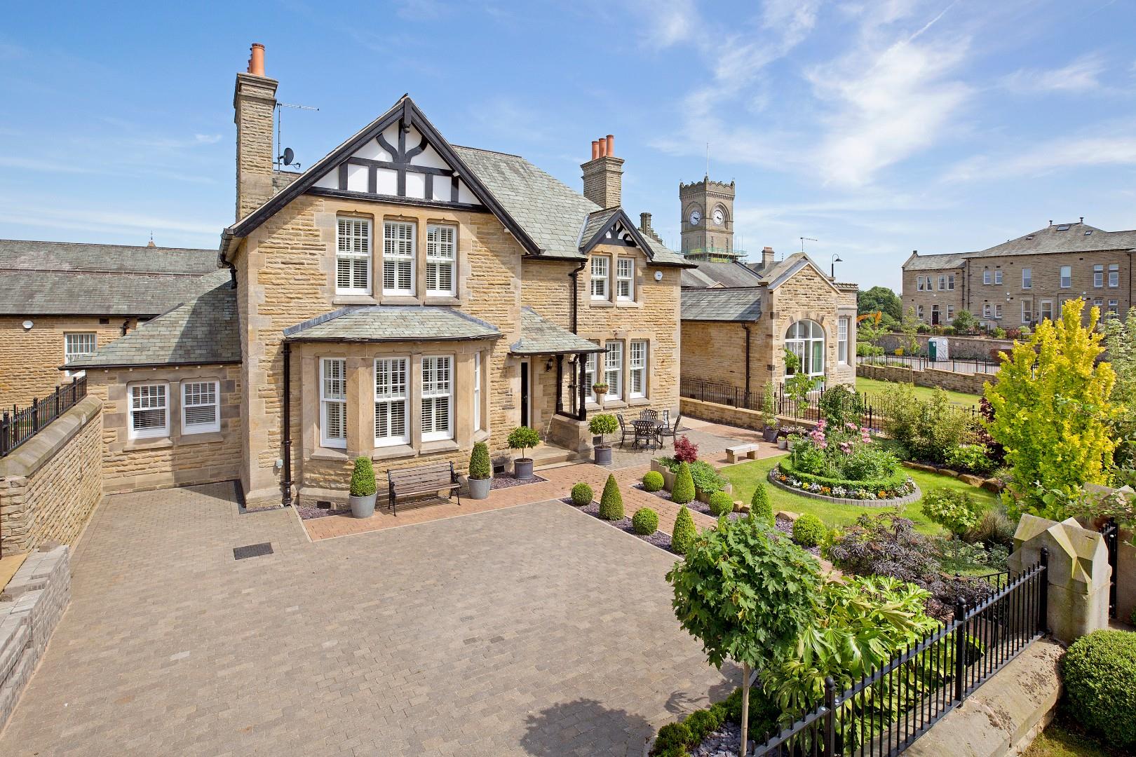 Property in Norwood Drive, Menston, West Yorkshire, LS29 6GE