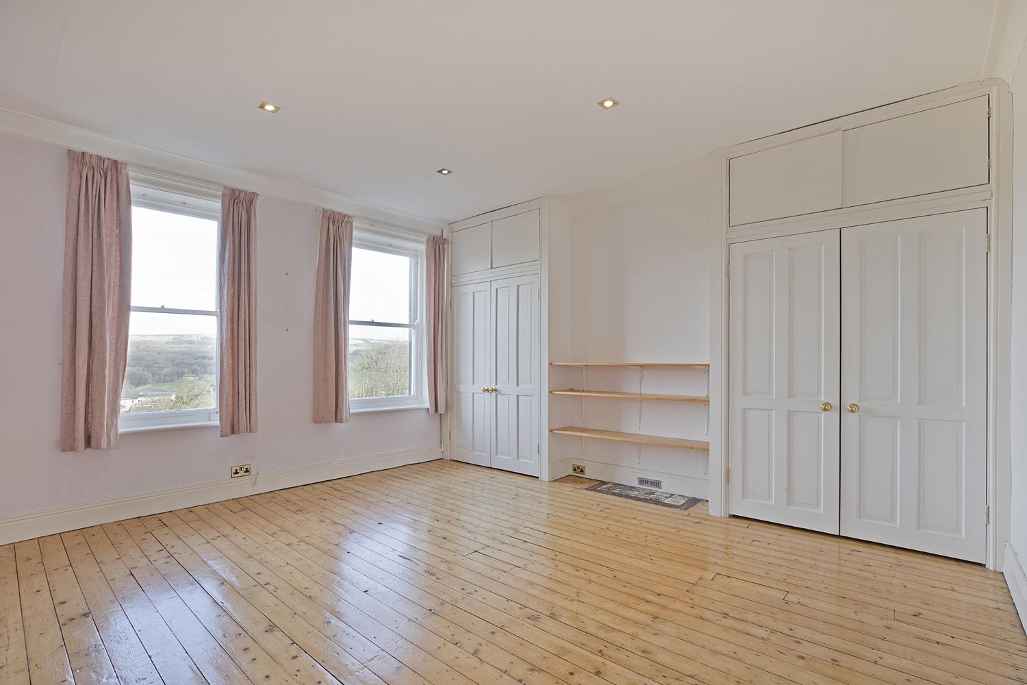 Property in Bolling Road, Ben Rhydding, ILKLEY, West Yorkshire, LS29 8PN