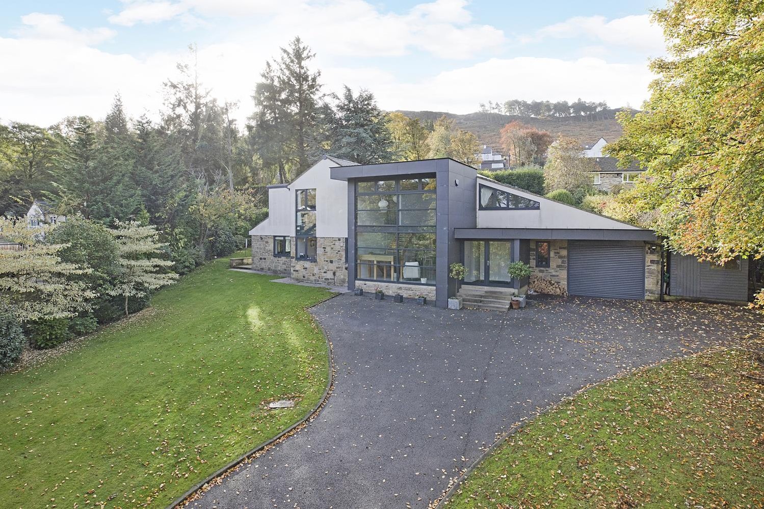 Property in Ben Rhydding Road, ILKLEY, West Yorkshire, LS29 8RN