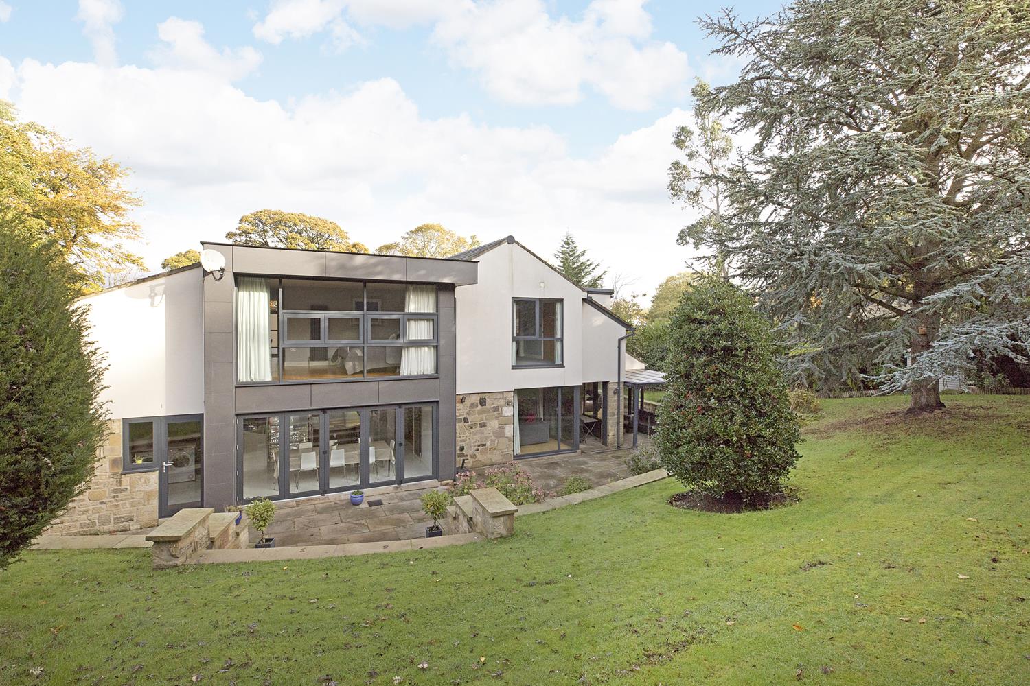 Property in Ben Rhydding Road, ILKLEY, West Yorkshire, LS29 8RN