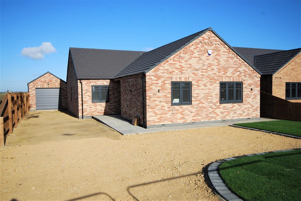 Property in Moulton Chapel Road, PE12