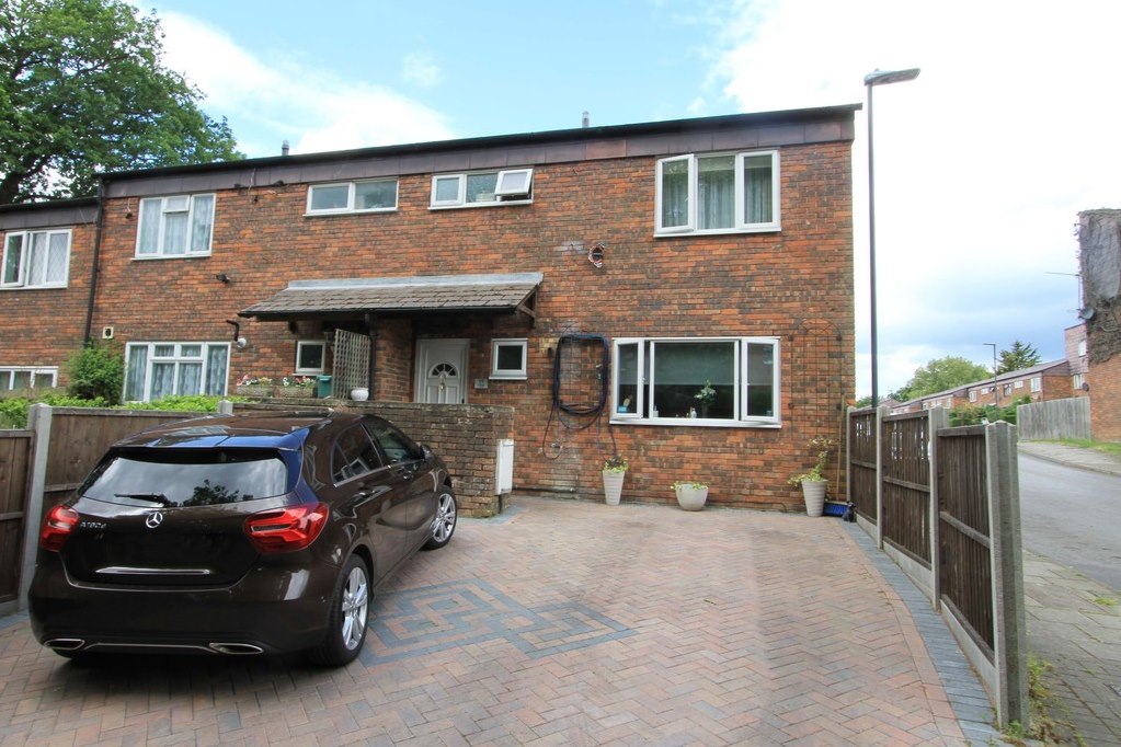Property in Jubilee Close, Pinner, Middlesex, HA5 3TB