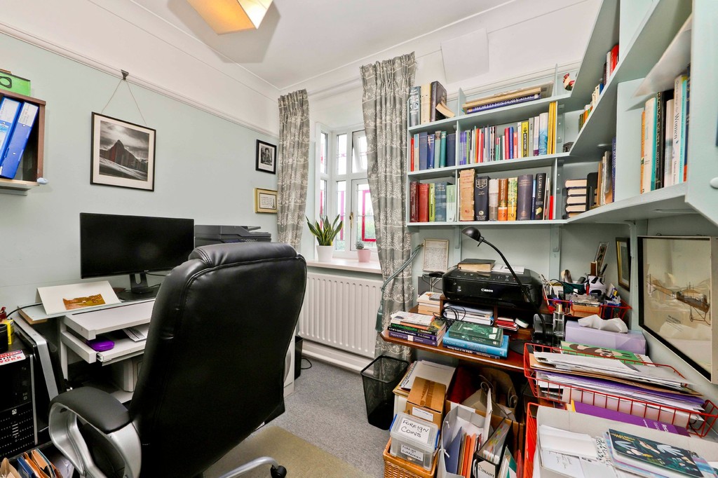 Property in St. Lawrence Drive, Pinner, Middx, HA5 2RU