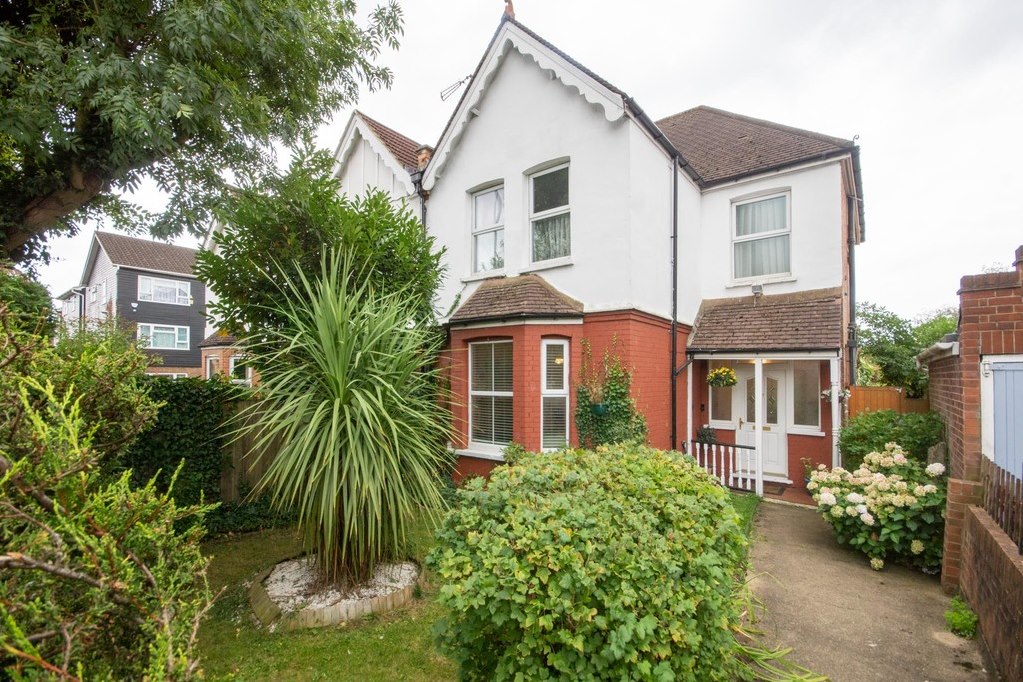 Property in Pinner Road, Northwood, HA6 1DB