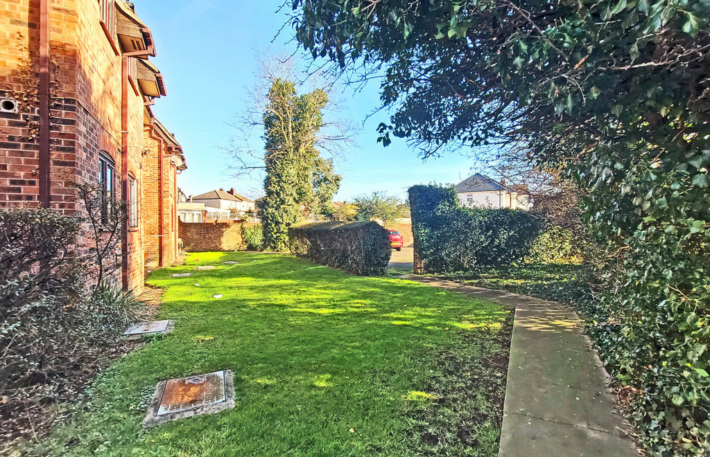 Property in Kings Road, Harrow, HA2 9JT