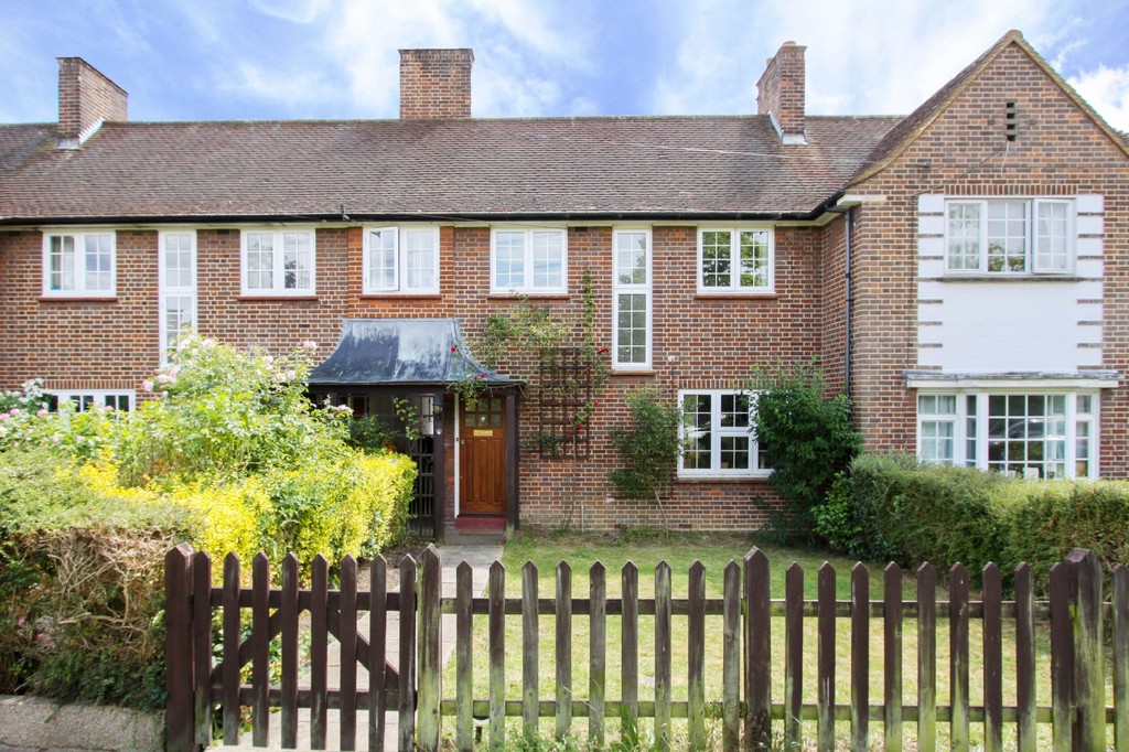 Property in Latimer Gardens, Pinner, HA5 3RA