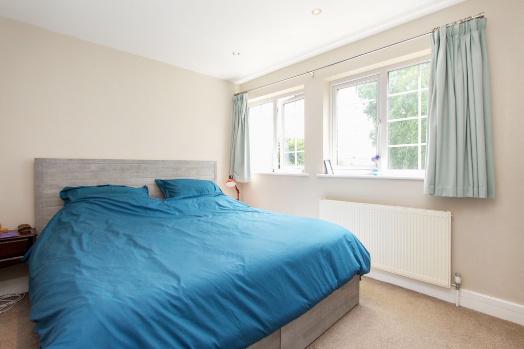 Property in Latimer Gardens, Pinner, HA5 3RA