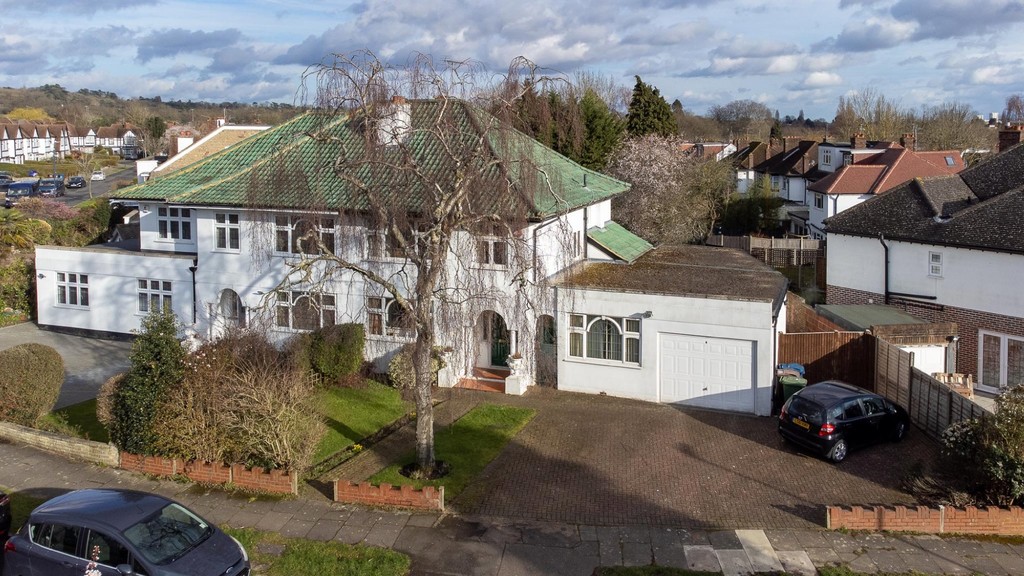 Property in Furham Feild, Pinner, HA5 4DZ