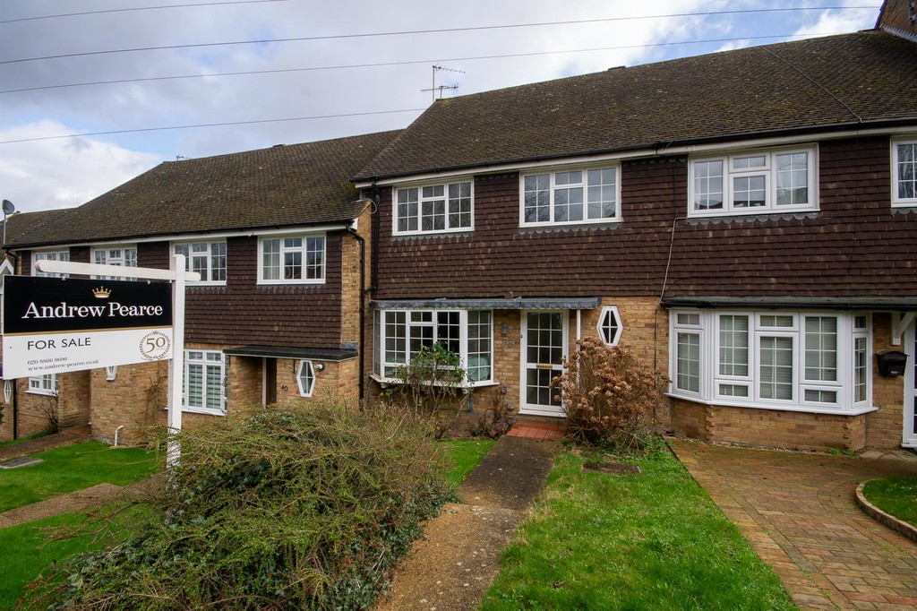 Property in Wakehams Hill, Pinner, HA5 3BQ
