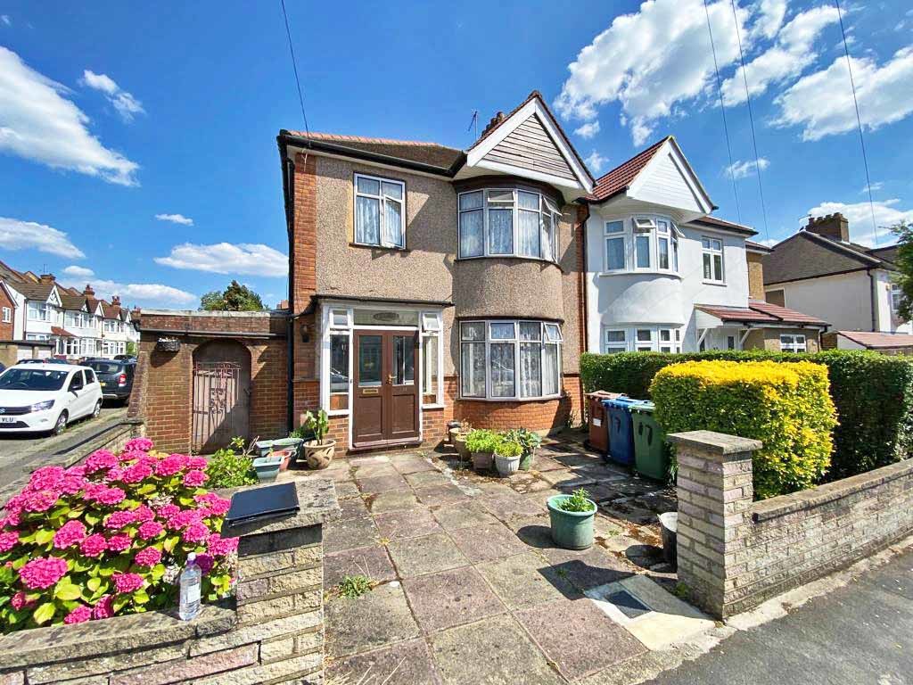 Property in Pinner View, Harrow, HA1 4QE