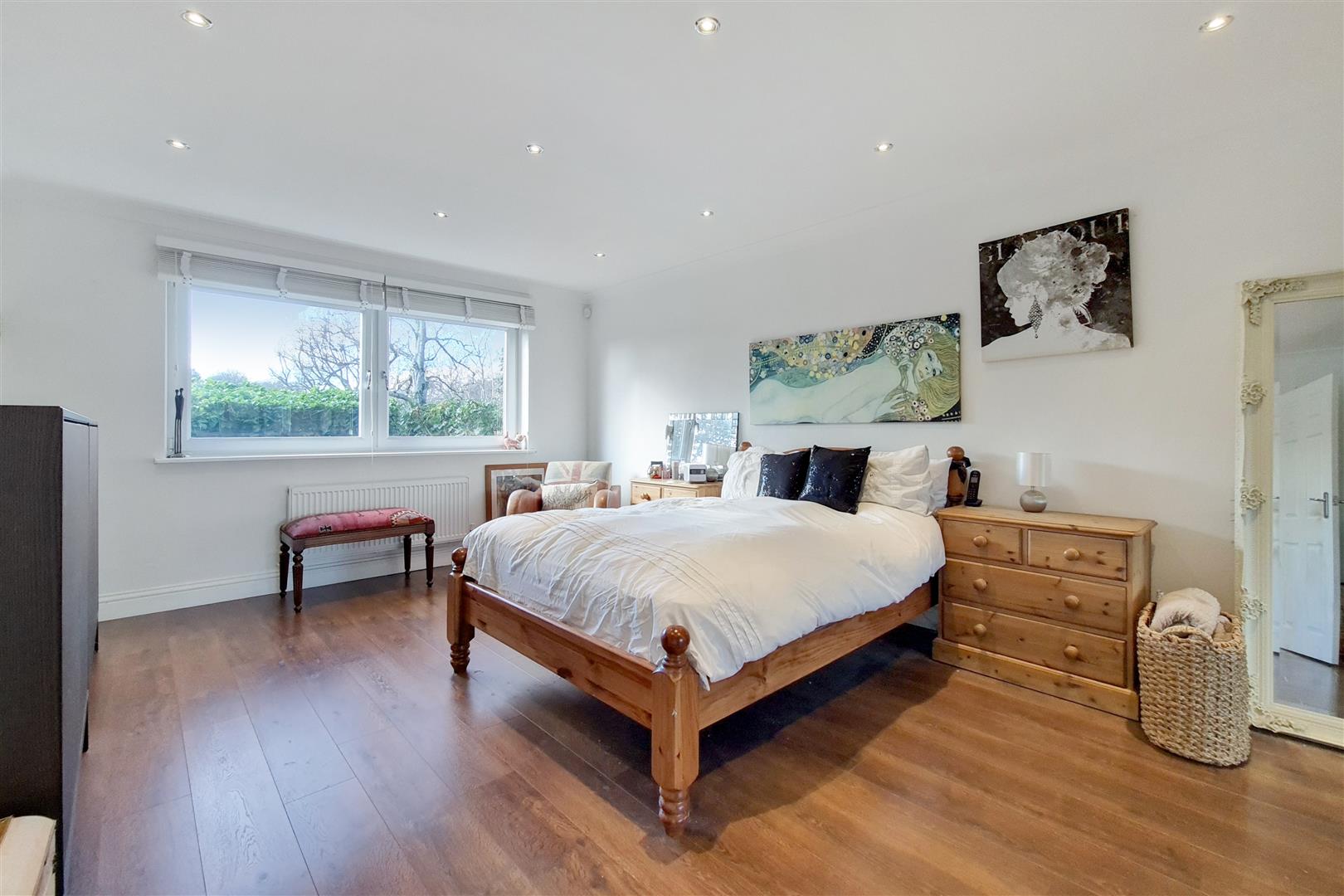 Property in Torrington Park, London, N12 9AL