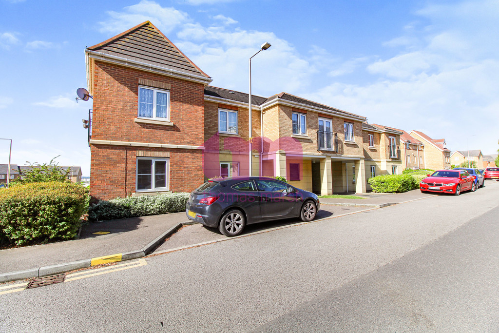 Property in Windermere Avenue, Purfleet, RM19 1RH