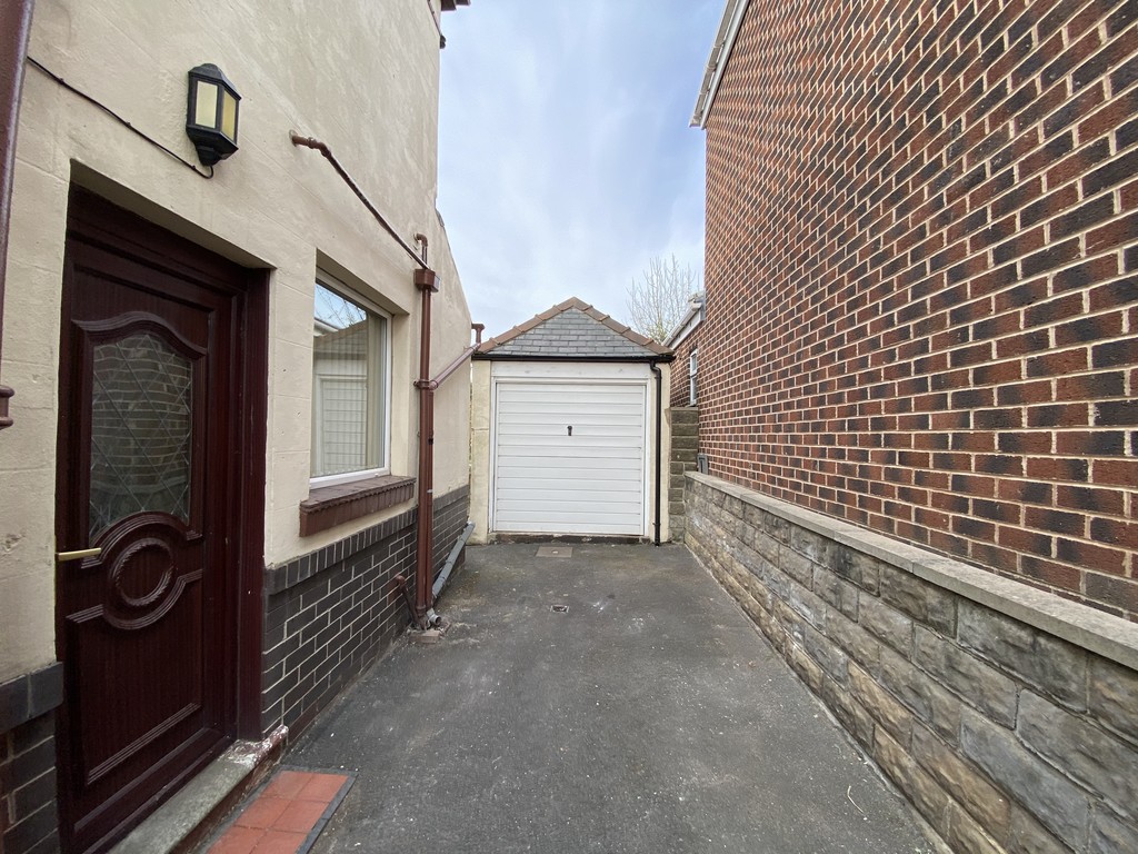 Property in Halifax Road, Grenoside, Sheffield, S35 8PB