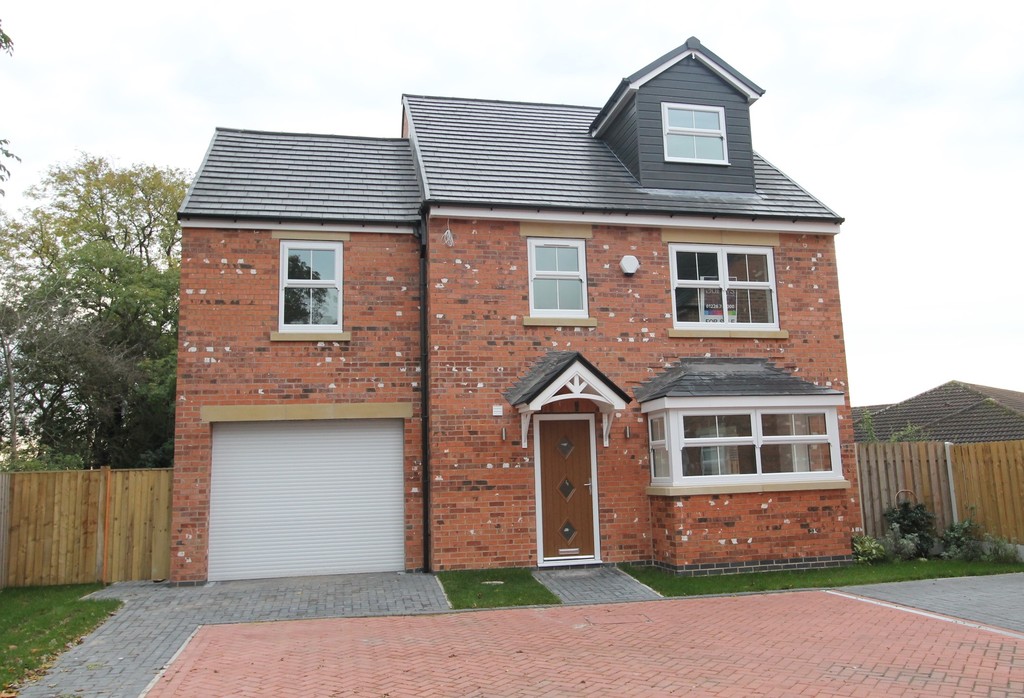 Property in Westfield Lane, South Elmsall, Pontefract, WF9 2JX