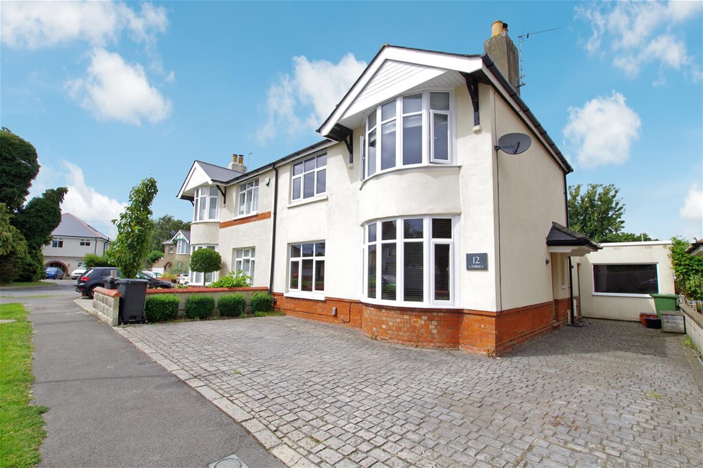 Property in Leamington Grove, Swindon