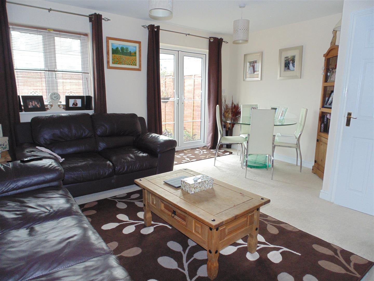Property in Queen Elizabeth Drive, Swindon
