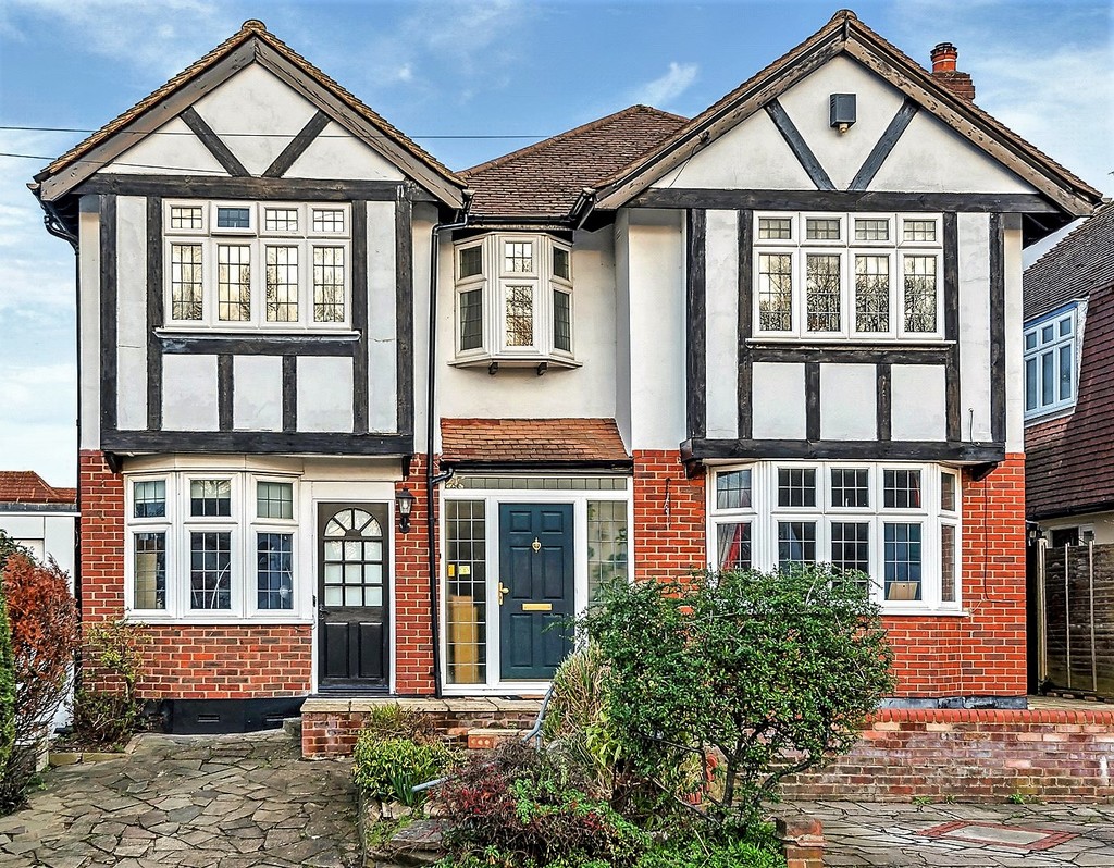 Property in Hartland Way, Croydon, CR0 8RG