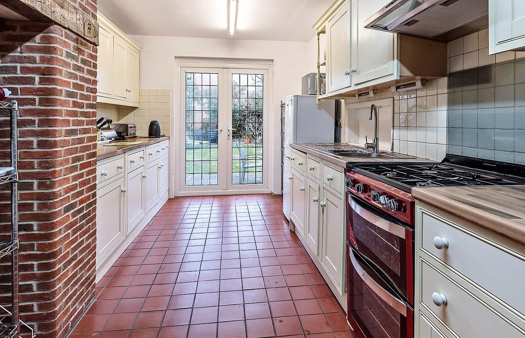 Property in Hartland Way, Croydon, CR0 8RG