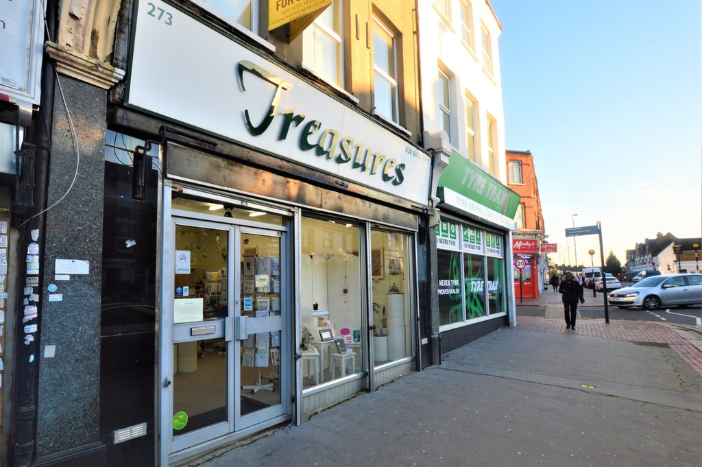 Property in Portland Road, London, SE25 4XB