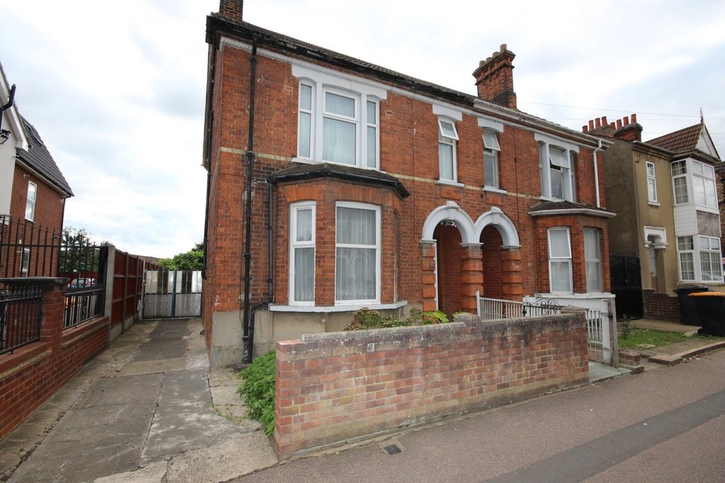Property in Victoria Road , Bedford , Beds