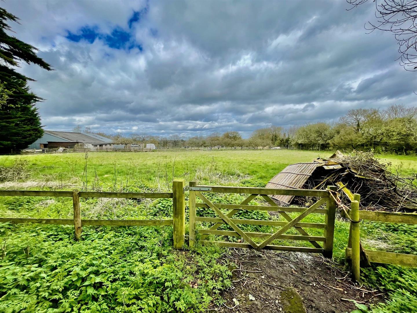 Property in Horns Oak Road, Meopham, DA13