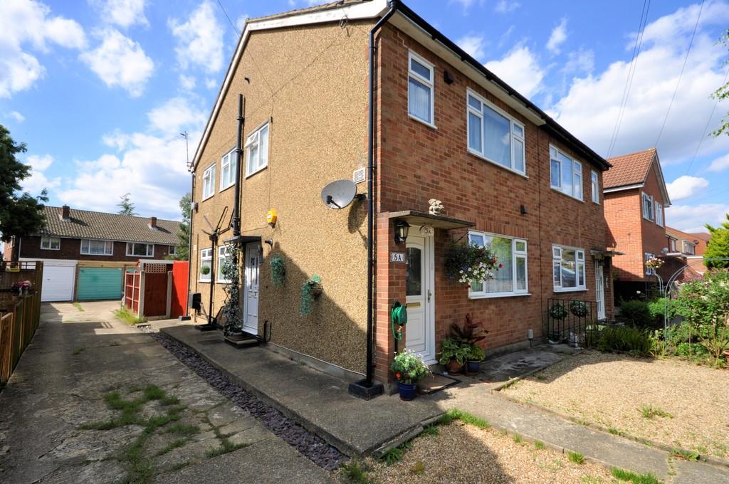 Property in Mount Pleasant Road, Romford, RM5 3YP