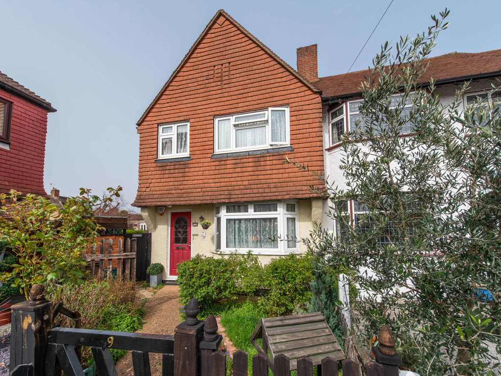 Property in Oakfield Gardens, Carshalton, SM5 1NY