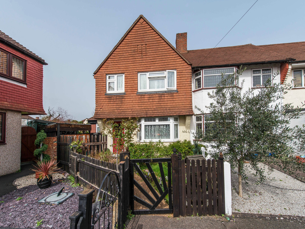 Property in Oakfield Gardens, Carshalton, SM5 1NY