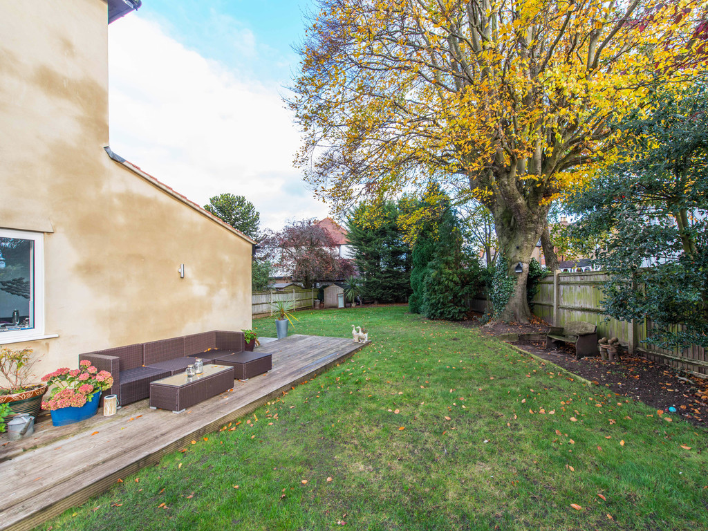 Property in Onslow Gardens, South Wallington, Surrey, SM6 9QL