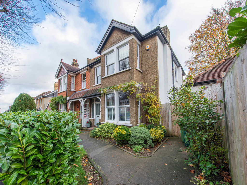 Property in Onslow Gardens, South Wallington, Surrey, SM6 9QL