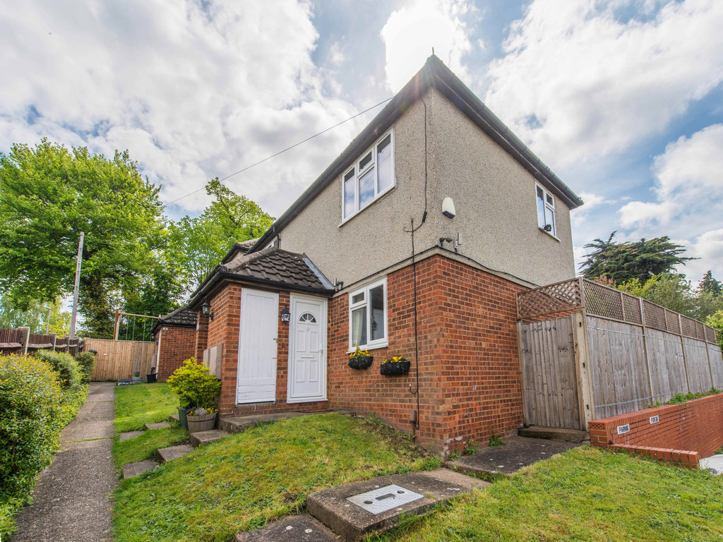 Property in Queenswood Avenue, Wallington, Surrey, SM6 8HS