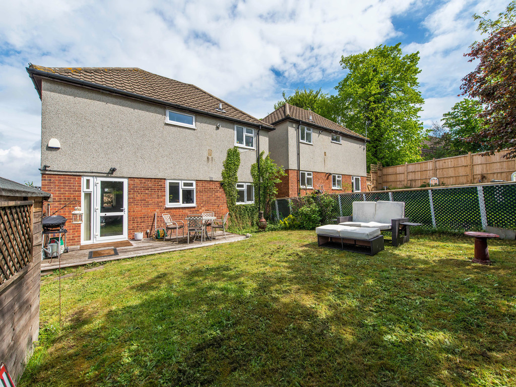 Property in Queenswood Avenue, Wallington, Surrey, SM6 8HS