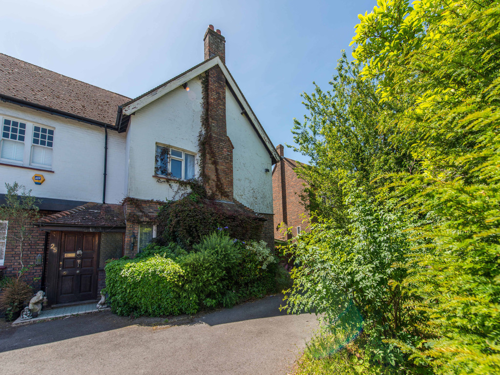 Property in Woodcote Avenue, South Wallington, Surrey, SM6 0QU