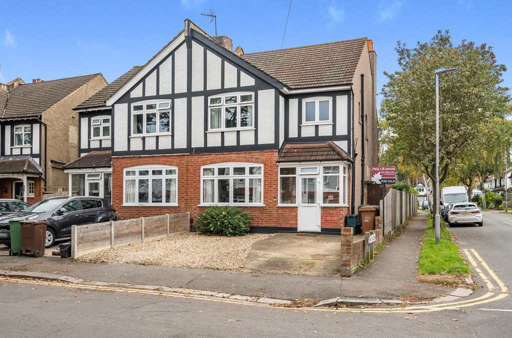 Property in Osmond Gardens, Wallington, SM6 8SU