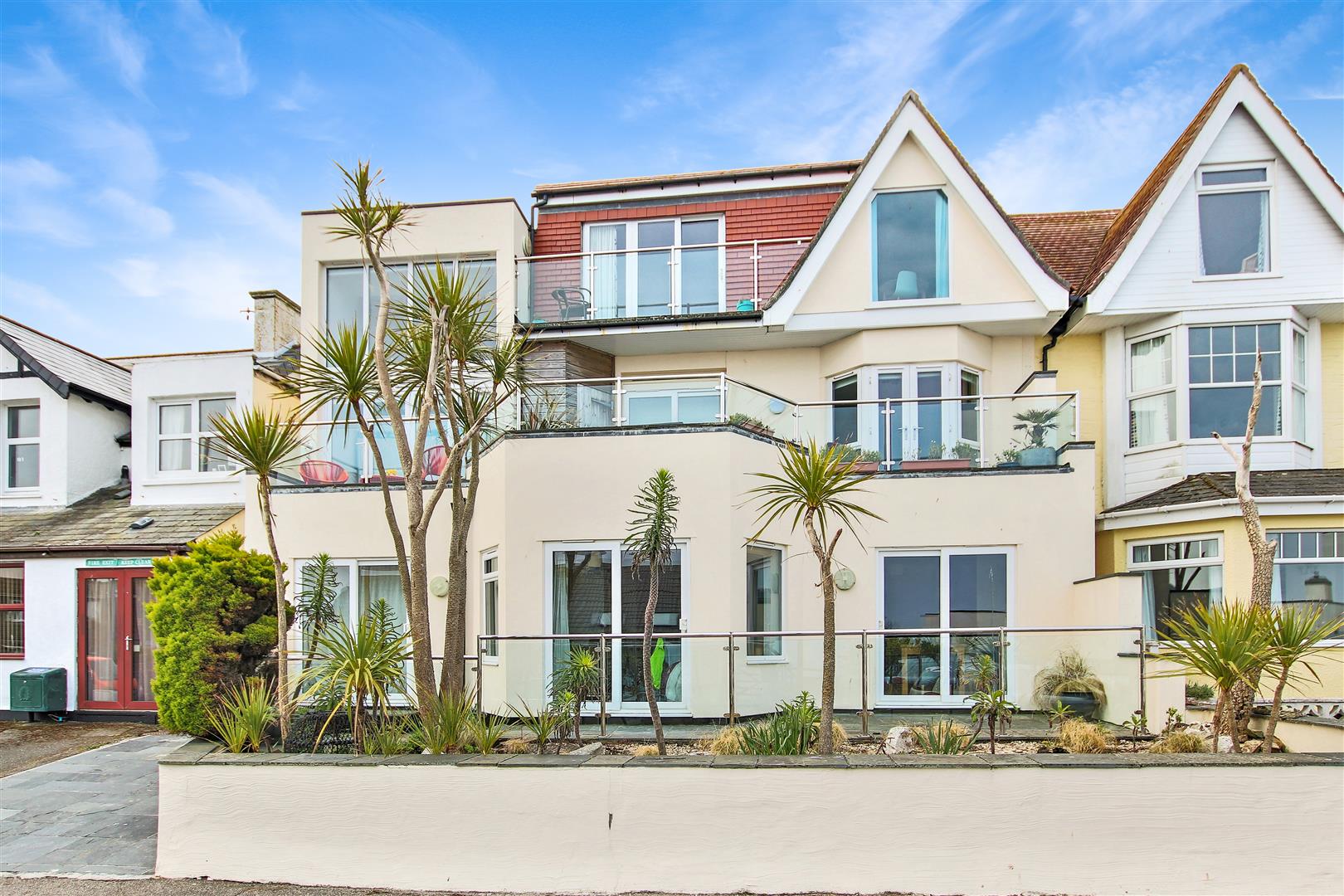 Property in Pentire Avenue, Newquay, TR7 1TN