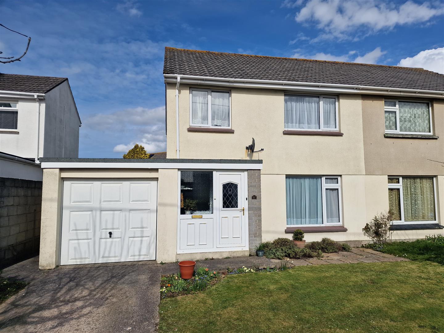 Property in Treloggan Road, Newquay, Cornwall, TR7 2JT